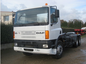 DAF  - Kamion sa golom šasijom i zatvorenom kabinom