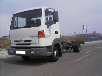 Nissan Atleon 110.35 - Kamion sa golom šasijom i zatvorenom kabinom